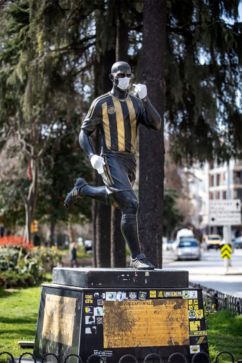 Статуя футболиста Алекса де Соузы, Стамбул, Турция