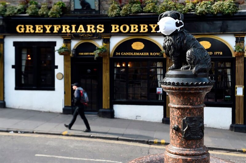 Грейфрайерс Бобби - статуя пса, который на протяжении четырнадцати лет, до своей смерти в 1872 году, охранял могилу его умершего хозяина в городе Эдинбург, Шотландия