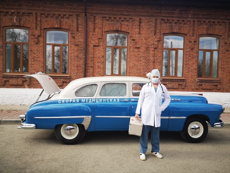 В Свердловской области коллекционер одолжил доктору раритетный санитарный автомобиль 1959 года