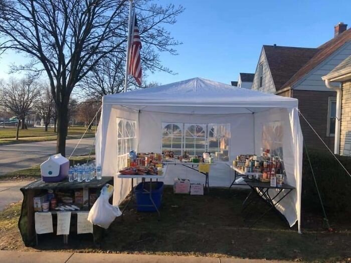Семья из Милуоки устроила у себя во дворе благотворительный базар