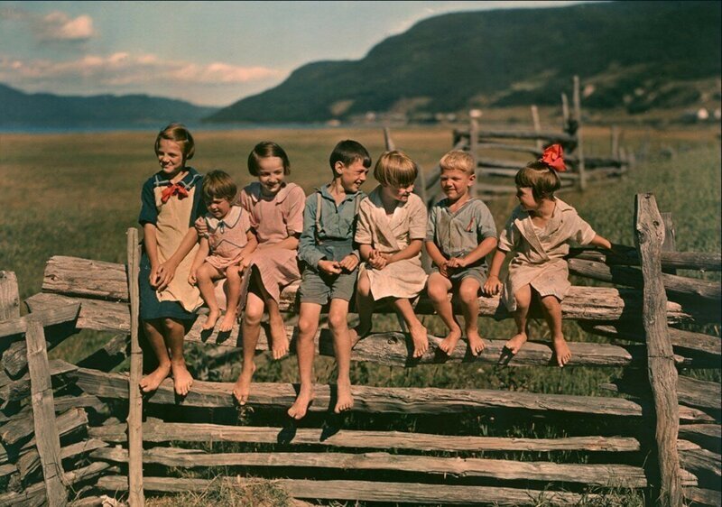 1939. Семь братьев и сестер, сидящих на деревянном заборе в Квебеке. Автохром