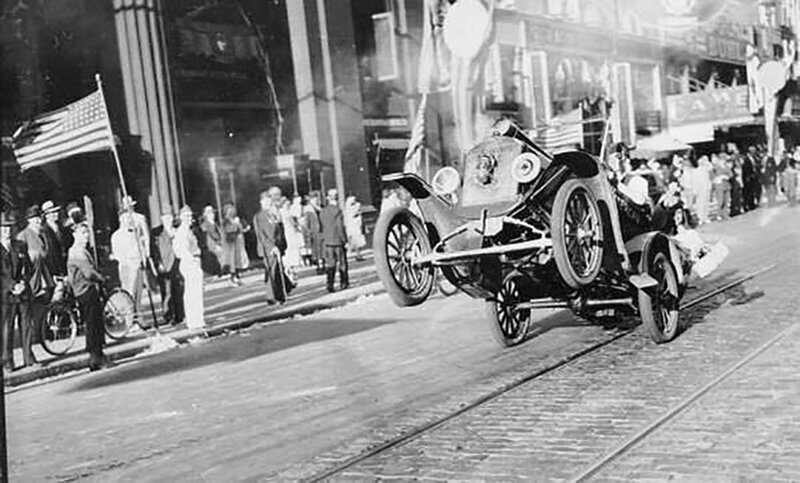 Первая в мире фотография - драгрейсинг автомобиль на задних колёсах. США. 1936 г.