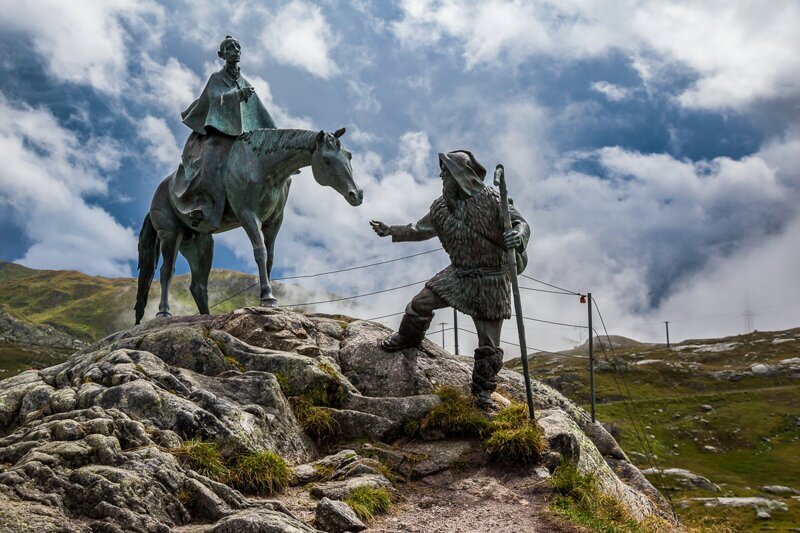 В 1999 году на перевале Сен-Готард по заказу правительства Швейцарии был установлен памятник, изображающий Суворова и его проводника-швейцарца Антонио Гамба.