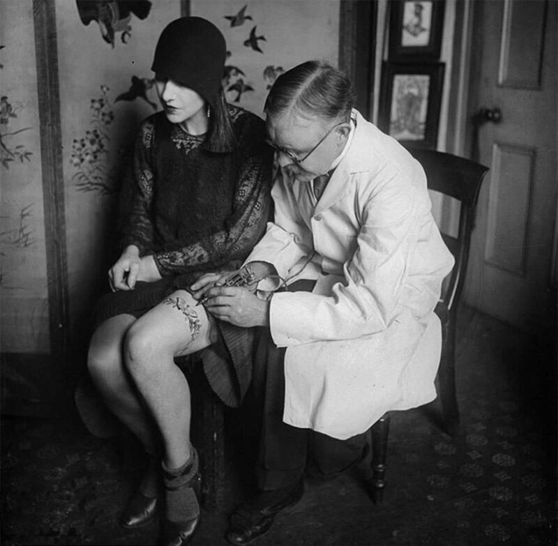 Британский татуировщик Джордж Барчетт за работой, 30-е годы.