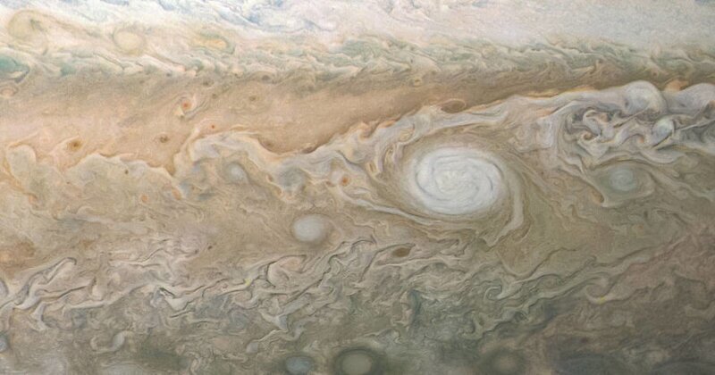 НАСА показало уникальные снимки Юпитера