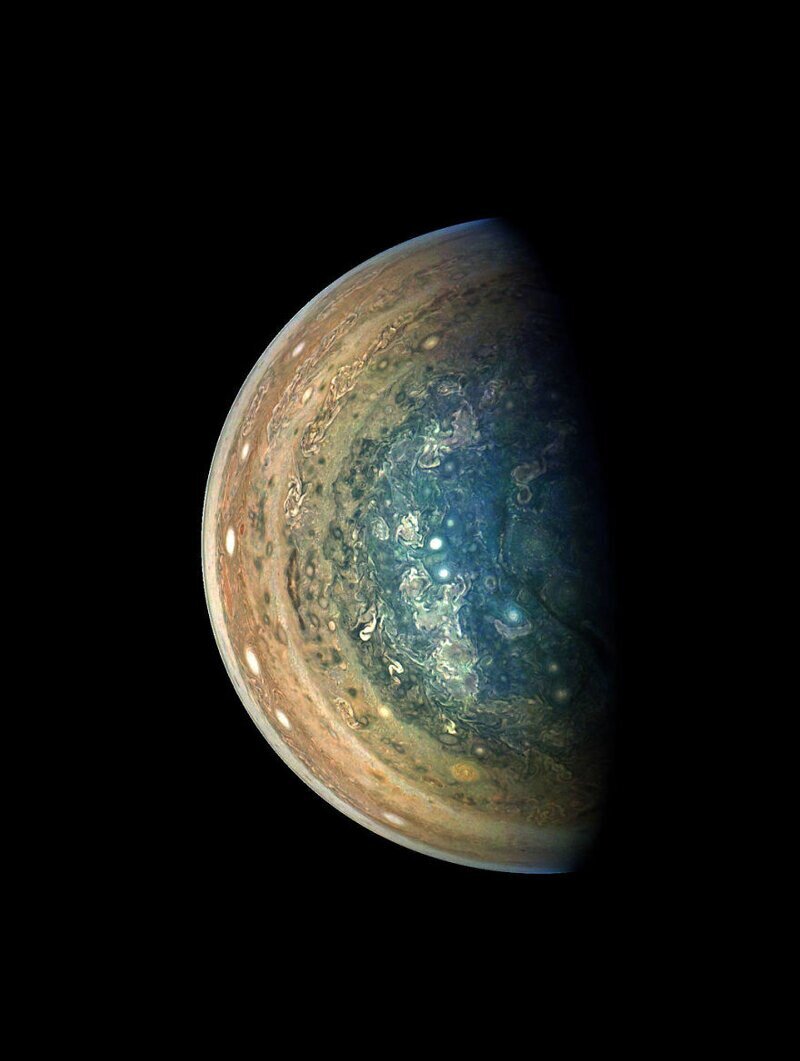 НАСА показало уникальные снимки Юпитера