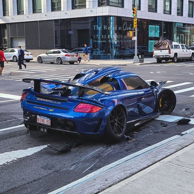 В Нью-Йорке парень разбил очень редкий суперкар Porsche Gemballa Mirage GT и попытался скрыться