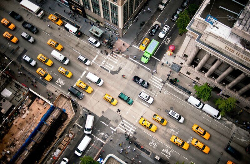 Шестая авеню — важная дорога Манхэттена, по которой транспорт движется на север или на окраину в спальные районы.