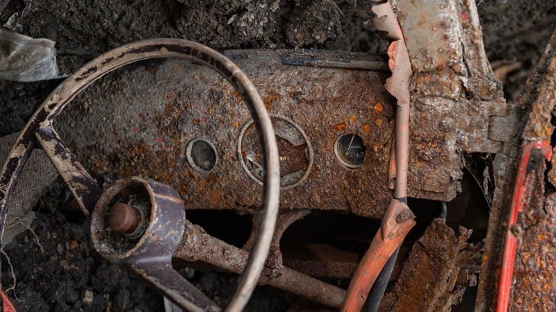 Британец откопал на заднем дворе 65-летний Ford, похороненный под землей