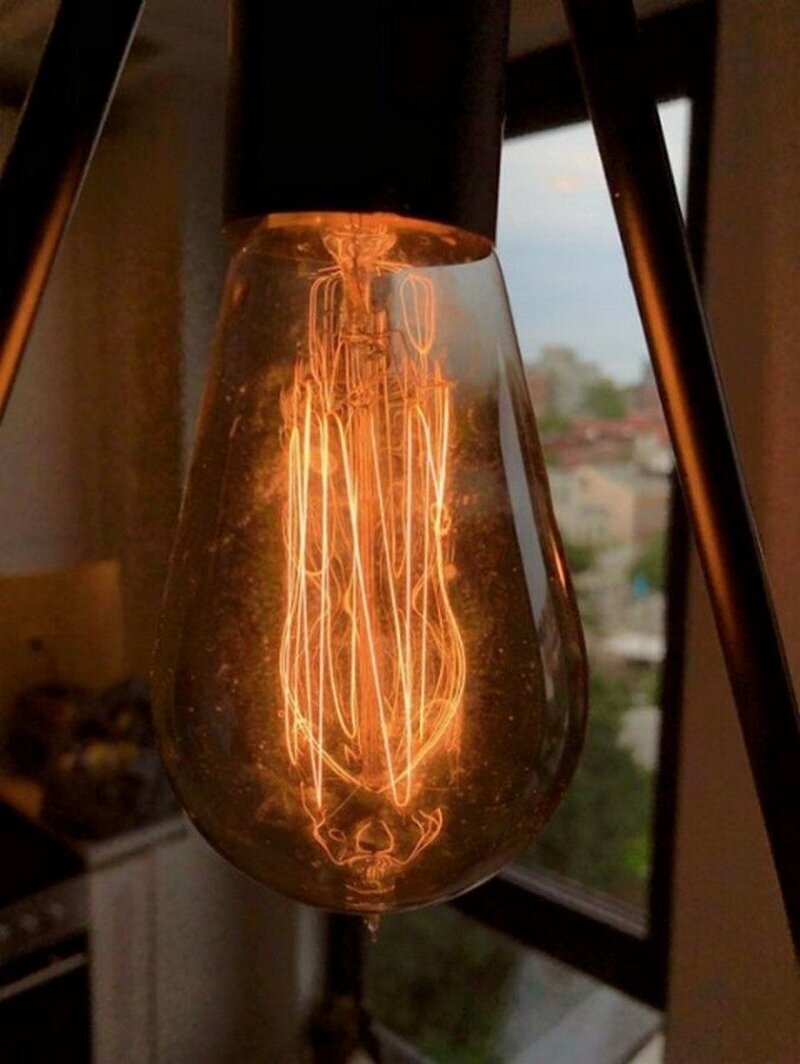 Эта лампочка из дома дедушки и бабушки все еще работает, хотя сделана в 1902 году!