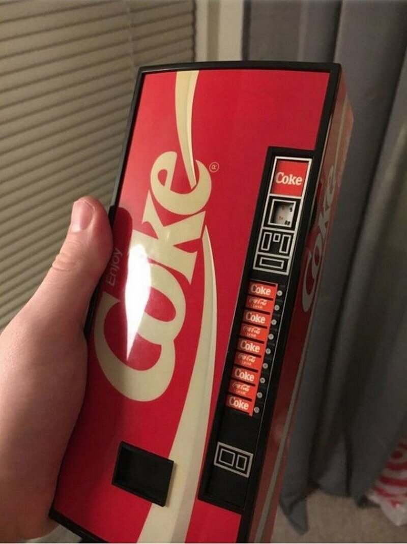 Радио выполнено в виде автомата с  Coca-cola