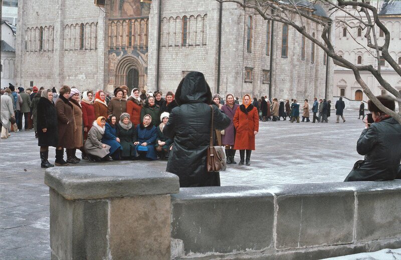 На экскурсии в Кремле, женщины одеты в однотипные пальто.