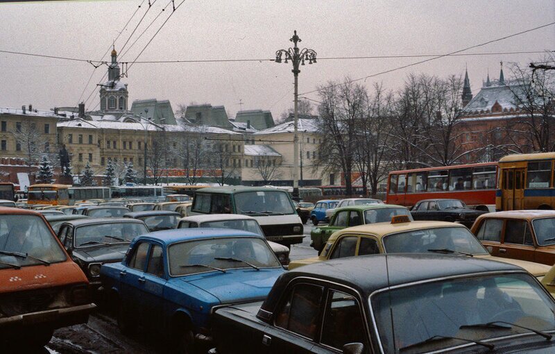 Автор умудрился найти в Москве 1984 года даже настоящую автомобильную пробку.