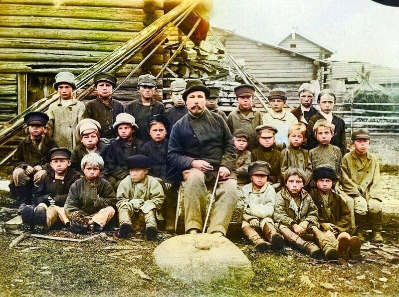 Сельский учитель с детишками 1899 года