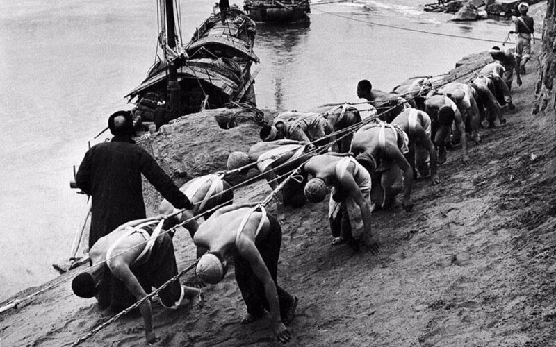 Бурлаки на реке Янцзы, Китай. Трудно поверить, но это 1946 год.