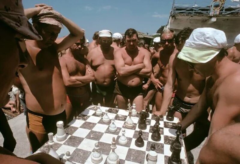 Игра в шахматы на сочинском пляже, 1981 год.