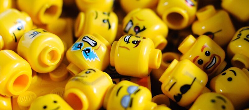 Зачем нужны отверстия в головах человечков «Лего»?