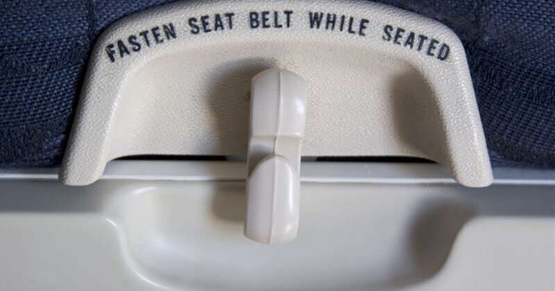 Почему в некоторых самолетах подносные столы снабжены крючками?
