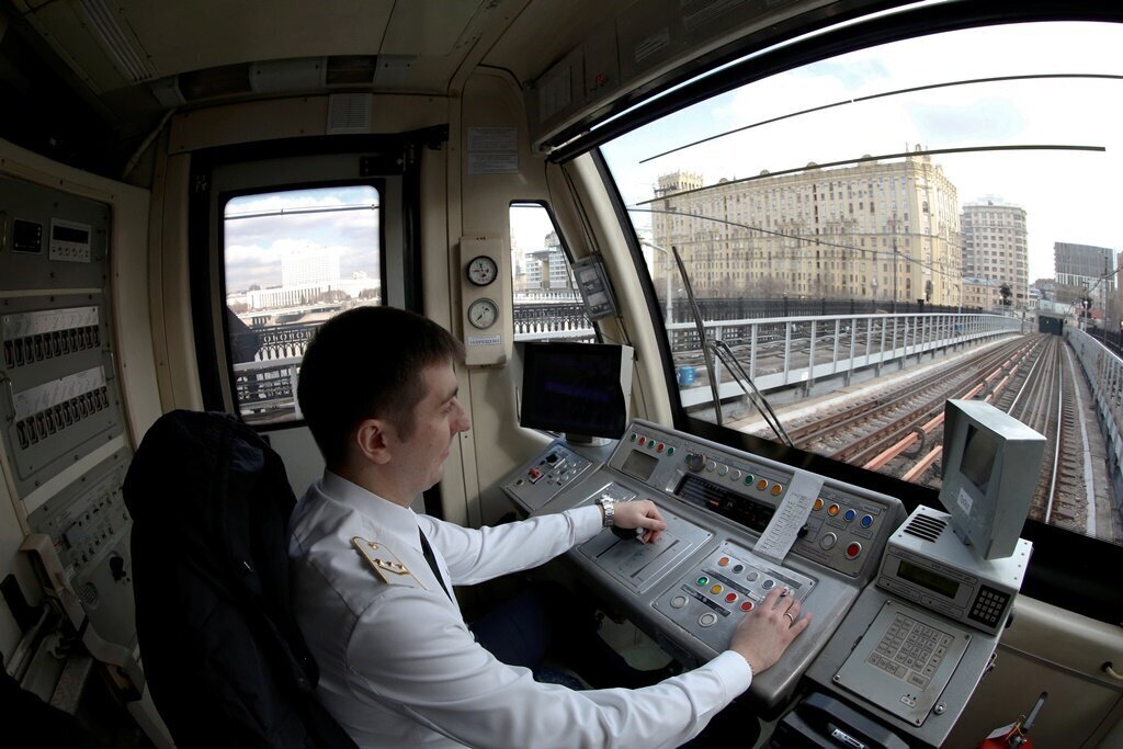 Поезд потерял управление. Машинист Московского метрополитена. Машинист электропоезда метрополитена. Профессия машинист электропоезда.