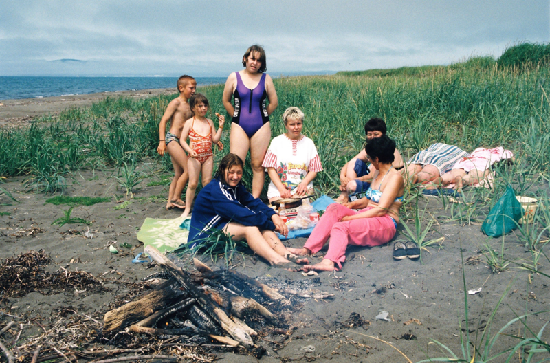 19 июля. Семья отдыхает на пляже в Корсакове