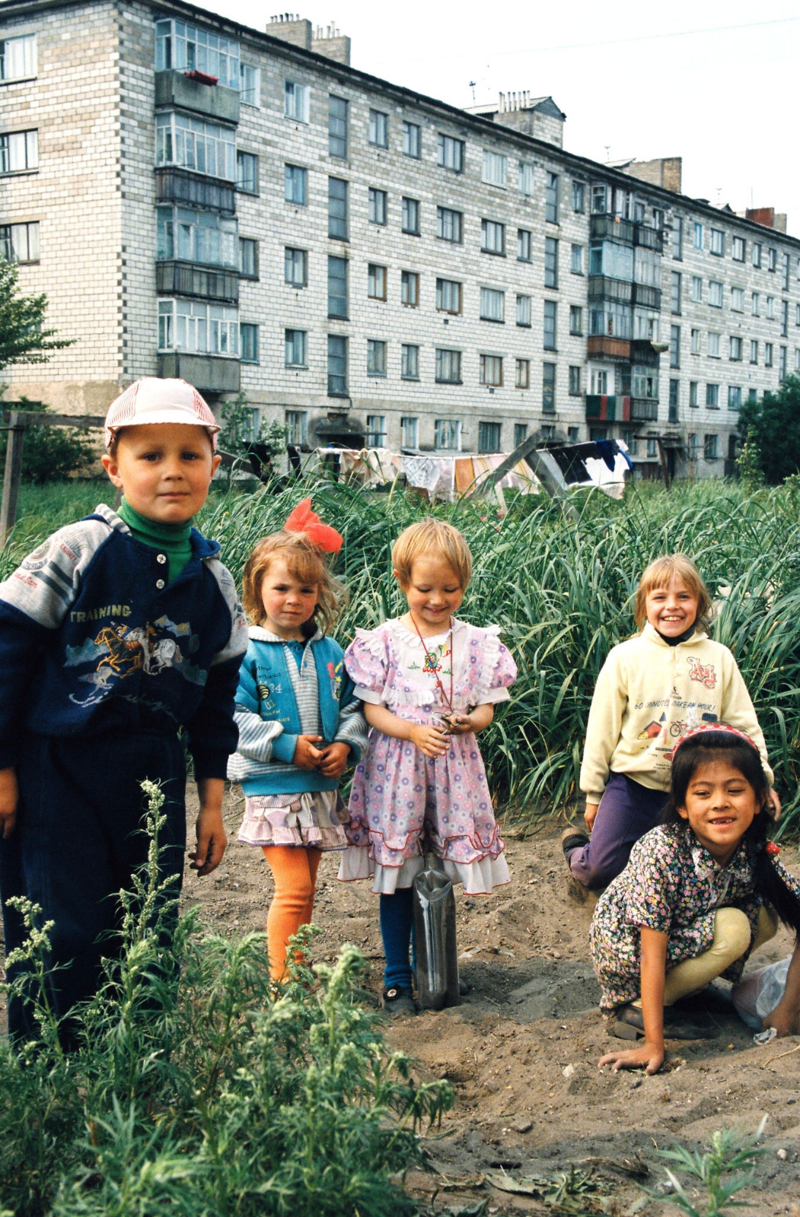 22 июля. Дети играют во дворе дома в Поронайске