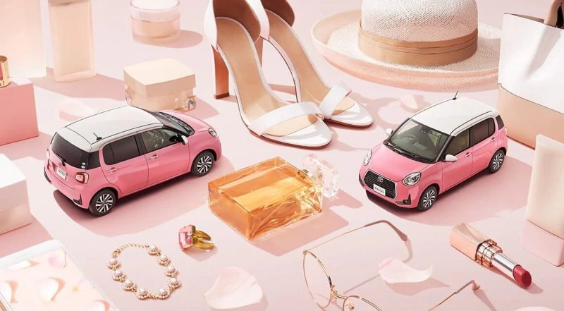 Новинка Toyota предлагается в нежно-розовом цвете Juicy Pink Metallic и с целой кучей стильных аксессуаров и особенностей отделки.