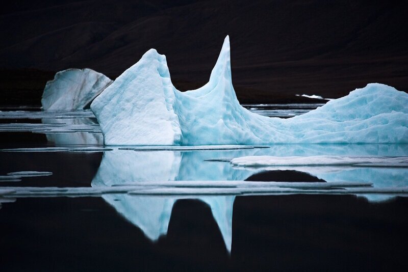 Высокая плотность холодной воды, связанная с высоким содержанием солей, превращает поверхность в зеркальную гладь. Элсмир, канадская Арктика, 2008.