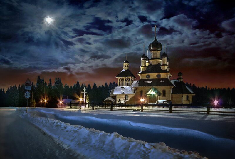 Сказочный лунный вечер на хуторе у храма.  Красивые ландшафтно-пейзажные фотографий  в высоком разрешении, для печати всякой полиграфической ФИГНИ…