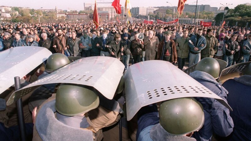 Антиельцинская демонстрация после разгона Верховного Совета. 1993 г.
