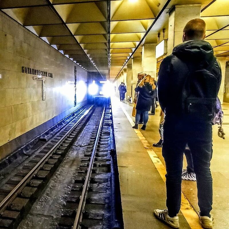Что на самом деле нужно делать, если упал на рельсы в метро?