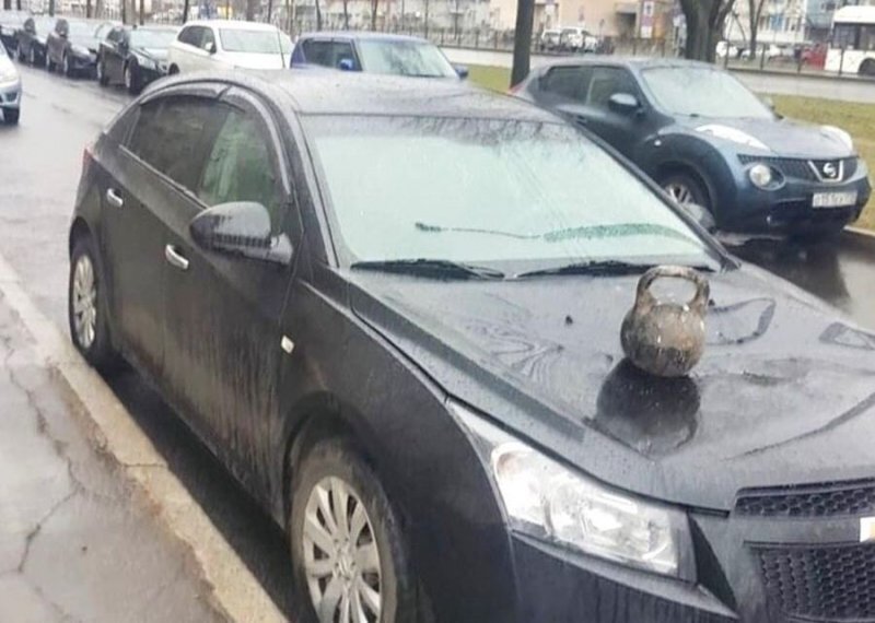 В Купчино мужчина бросил 24-килограммовую гирю на капот машины бывшей жены