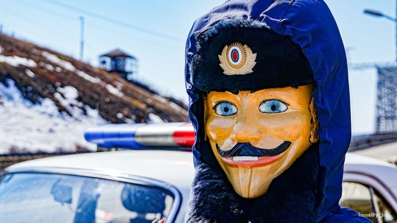 В Хабаровском крае за превышением скорости теперь следят манекены в маске "Анонимуса"