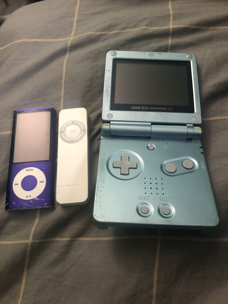 21. "Во время уборки в комнате нашел свой старый iPod shuffle, iPod nano и Game Boy Advance"