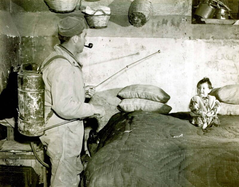 Опрыскивание помещения 10-процентным раствором ДДТ с керосином для борьбы с малярией. Италия, 1945 год.