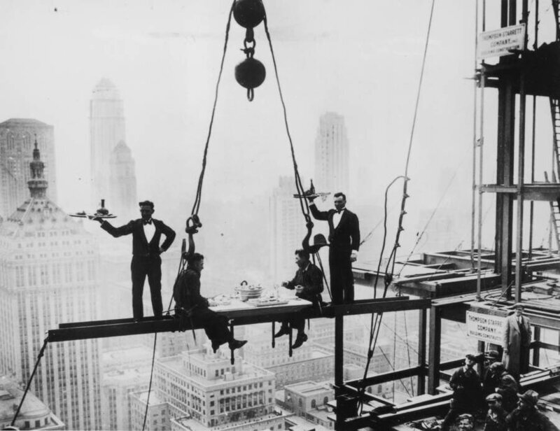 Официанты подают обед двум клепальщикам на балке во время строительства знаменитого отеля Waldorf-Astoria, Нью-Йорк 14 ноября 1930 года