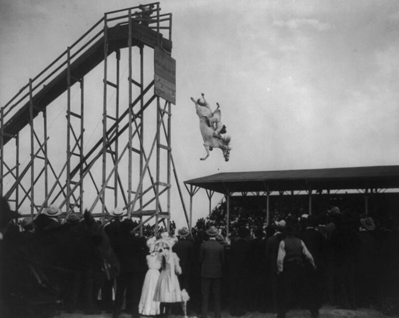 Зрители наблюдают за актом прыжка в воду. Конный дайвинг был популярным зрелищем на протяжении большей части 19-го века