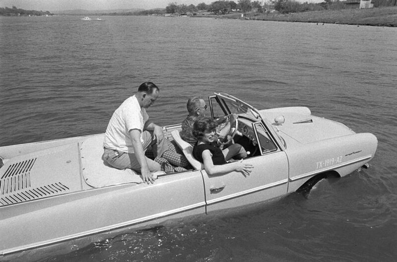 Президент Линдон Б. Джонсон водит свой «Амфикар» 10 апреля 1965 года.