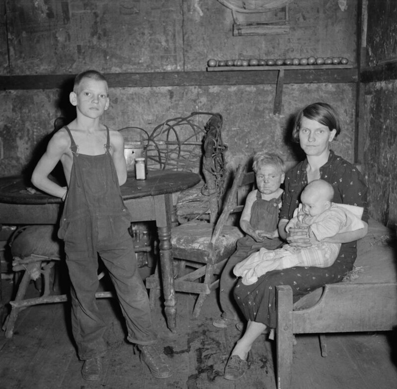 Жена шахтера и их трое детей, Пурсглов, Западная Вирджиния, сентябрь 1938 года