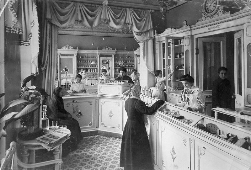 Российская Империя, Санкт-Петербург: Женщины, работающие в аптеке 1912 год