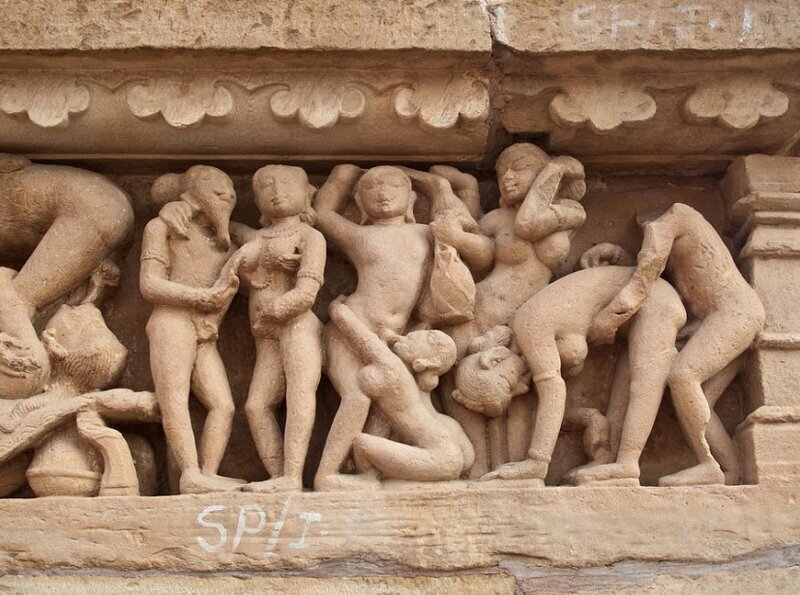 Эротические скульптуры в Кхаджурахо, Индия