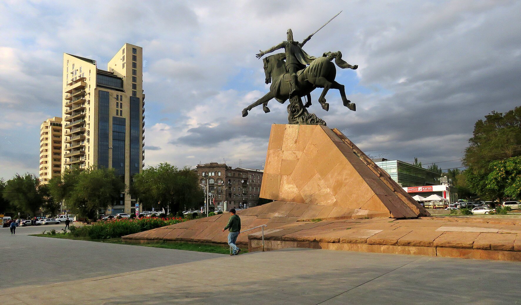 Вардан Мамиконян памятник в Ереване