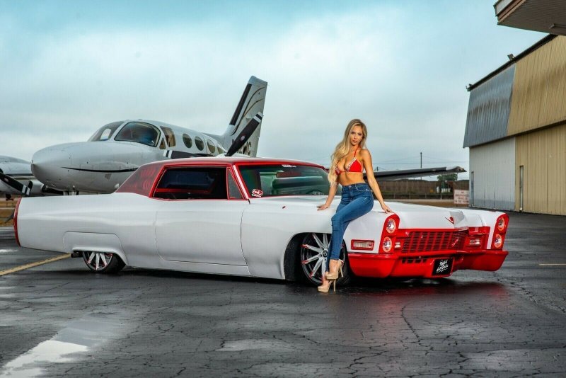 Поможет ли сексуальная блондинка продать этот тюнингованный Cadillac 1968 года?
