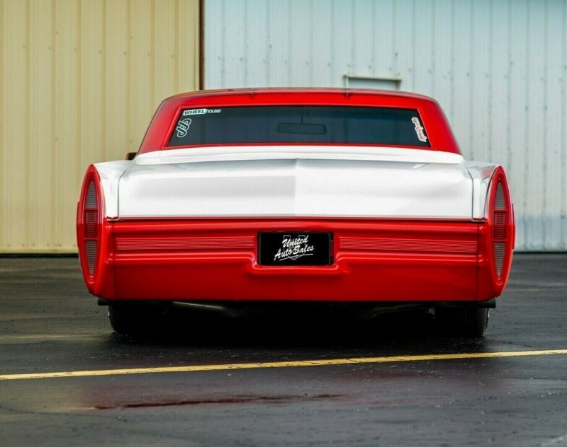 Поможет ли сексуальная блондинка продать этот тюнингованный Cadillac 1968 года?