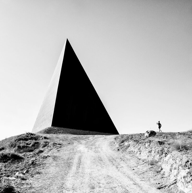 Пирамида скульптора Mauro Staccioli, возведенная точно на 38 параллели, оказалась победителем в категории «Архитектура». (Фото ROSARIA SABRINA PANTANO):