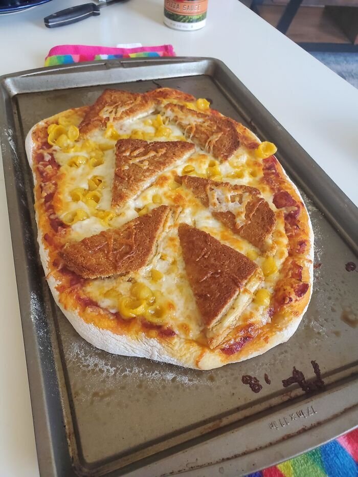 Сырная пицца с сыром на гриле и и макаронами с сыром