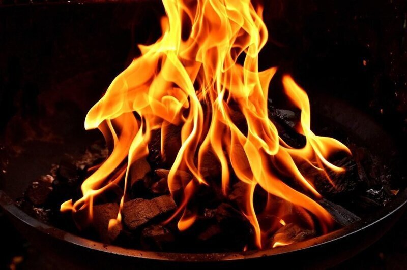 Интересный факт: принято считать, что огонь имеет отрицательный вес, поскольку способствует уменьшению этого параметра у топлива. Например, обгоревшее полено весит меньше, чем целое. 
