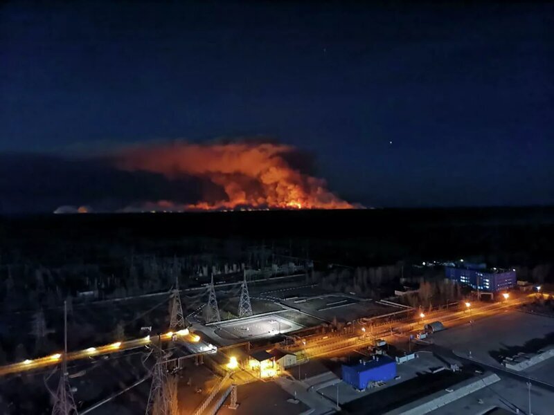 По информации украинских правоохранителей, причиной возгорания стал поджог. За время пожара сгорели 12 нежилых сел.