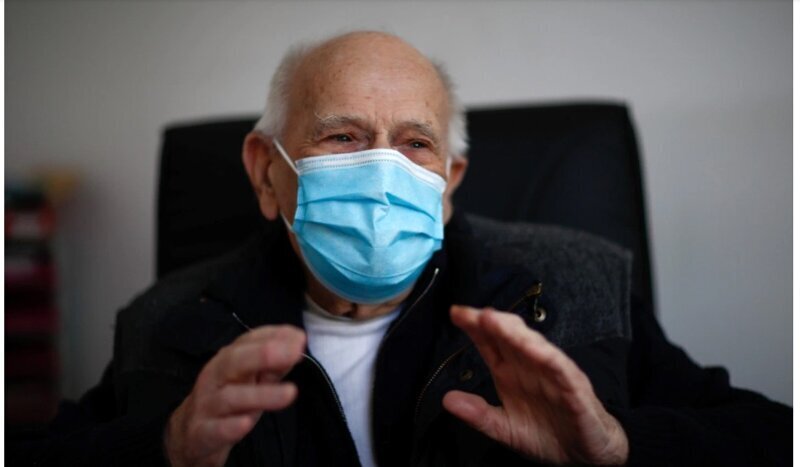 Старейший врач Франции отказался уходить на пенсию из-за ситуации в стране