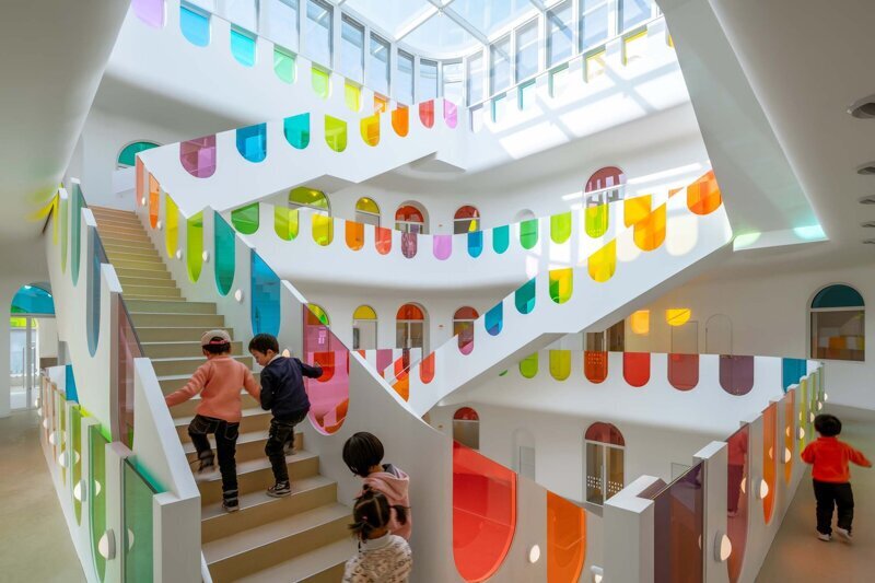 Архитекторы превратили китайский детский сад в радужную сказку