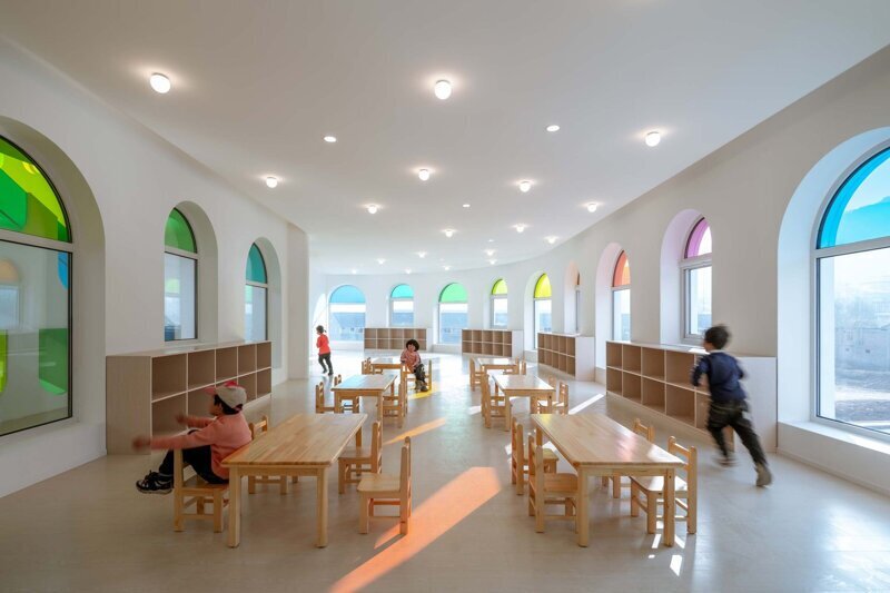 Архитекторы превратили китайский детский сад в радужную сказку